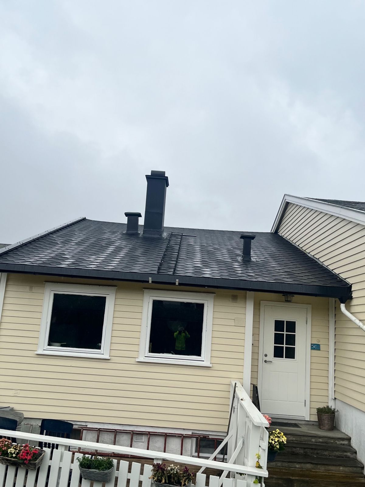 Enebolig med nytt sort shingeltak og nye beslag